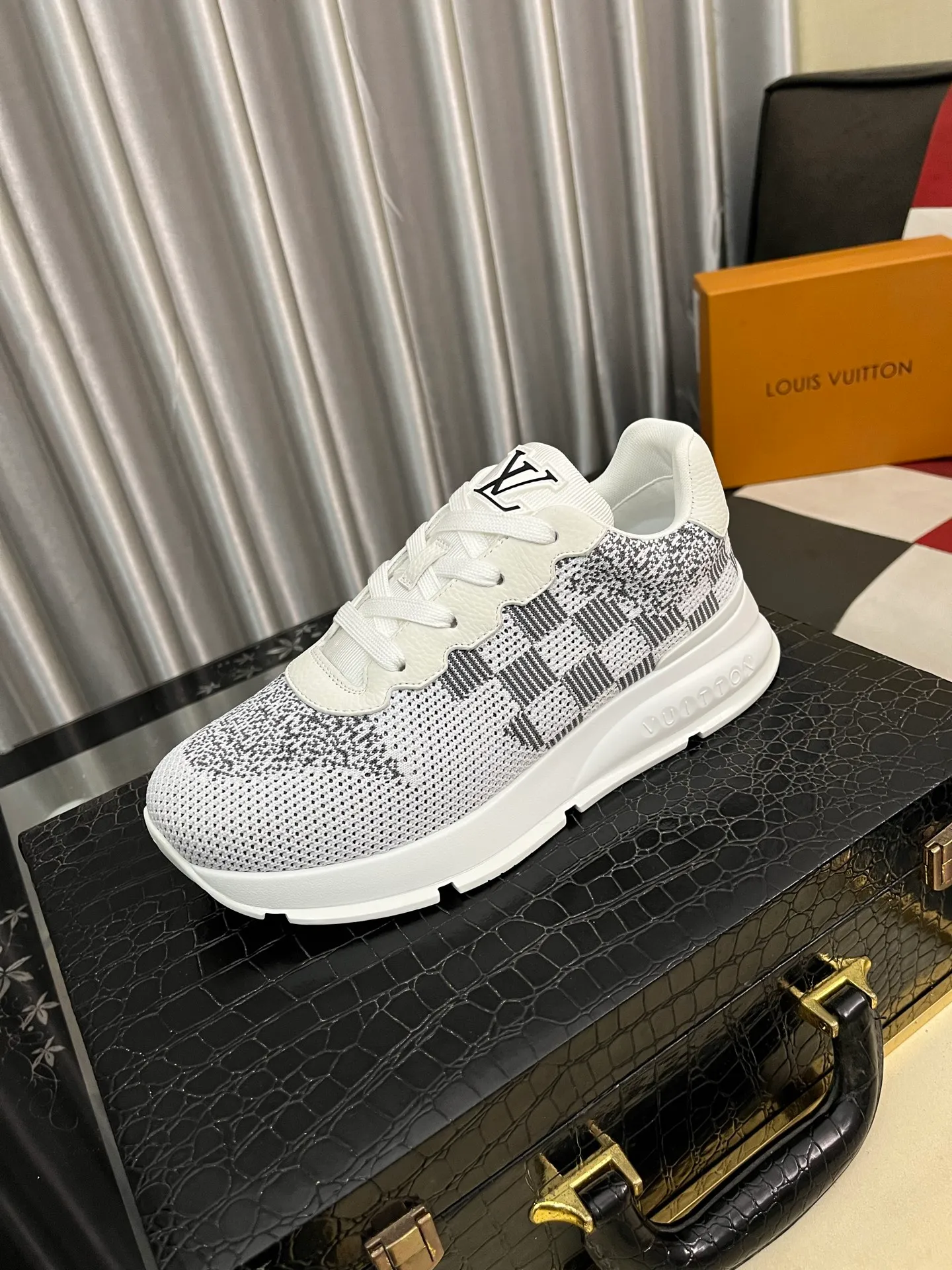 Men's Men's Shoes 💰640⌚️⌚️LV TARINE Louis Vuitton L Family Donkey Brand Casual Sports Shoes Skateboard Shoes Original purchase, development and production This LV Trainer sneaker is made of cow leather to create a complex upper, which requires several hours of ingenious sewing to complete. Inkjet printing renders a unique retro effect, and the classic configuration is from the hands of Virgil Abloh, showing the inspiration of retro basketball shoes. Exquisite packaging at the delivery counter🛍📦 ▪️Fabrics: Original customized first-layer cowhide ▪️Inner lining: Original customized breathable mesh ▪️Outsole: Original molded two-color TPU combination outsole ▪️Size: 38-44